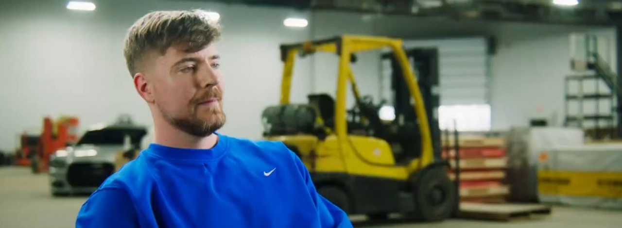 Streamer wysługuje się fanami, by nakręcić sprzedaż swoich produktów, źródło grafiki: Twitter.