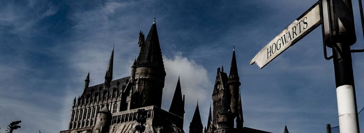 Hogwart z Lego nigdy nie wyglądał tak dobrze. Wystarczyło 25 tysięcy klocków, źródło grafiki: Unsplash.