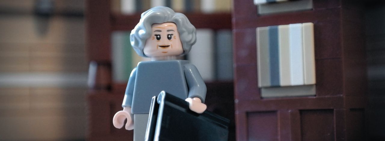 LEGO zaprezentowało figurkę Wisławy Szymborskiej świętując Dzień Poezji, źródło grafiki: LEGO/Łukasz Więcek.