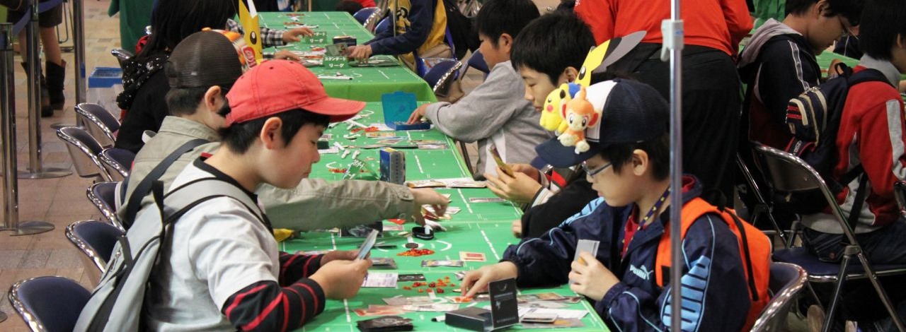 17-latek leciał 4 godziny na turniej Pokemon. Został zdyskwalifikowany za śmiech przy pytaniu o zaimki, źródło grafiki: MIKI Yoshihito.