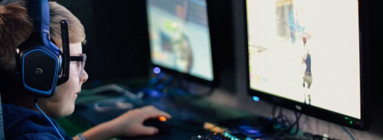 Matka dziwiła się, skąd syn miał pieniądze na tak drogiego laptopa. Odpowiedź ją zaskoczyła, źródło grafiki: Unsplash.