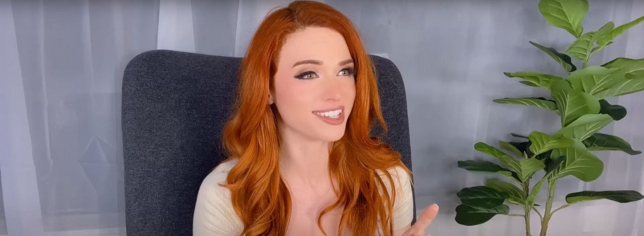 Amouranth uruchomiła bota AI, który ma „zaspokoić potrzeby” jej fanów, źródło grafiki: YouTube/Amouranth.