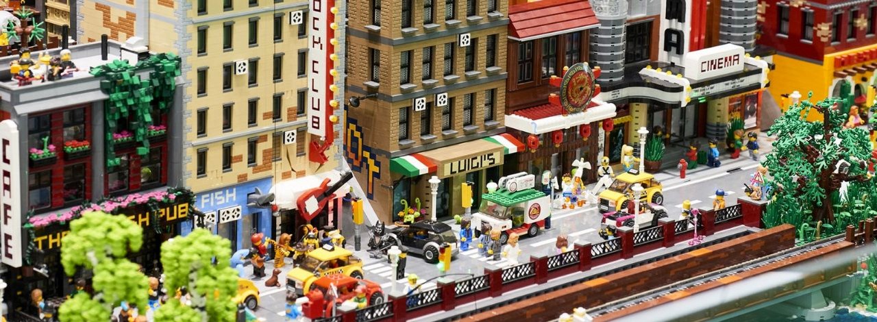 Wszystkie zestawy LEGO w jednym archiwum. To ponad 90 lat historii, źródło grafiki: LEGO House.