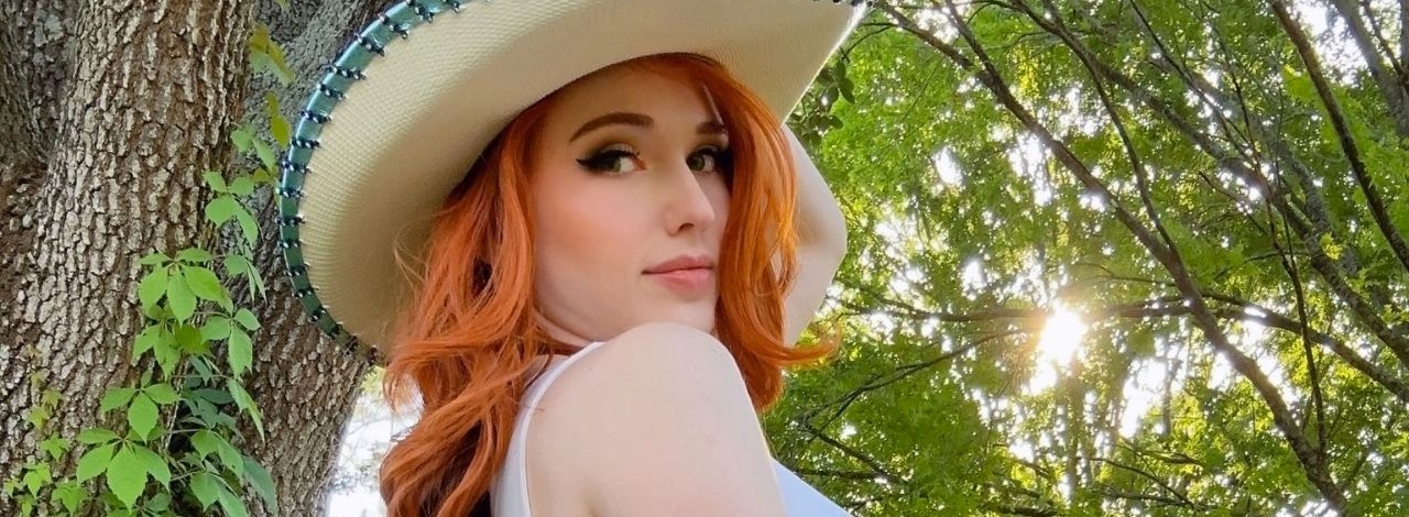 Najpopularniejsza „baseniara” idzie w ślady xQc i również streamuje na Kicku, źródło grafiki: Twitter/Amouranth.