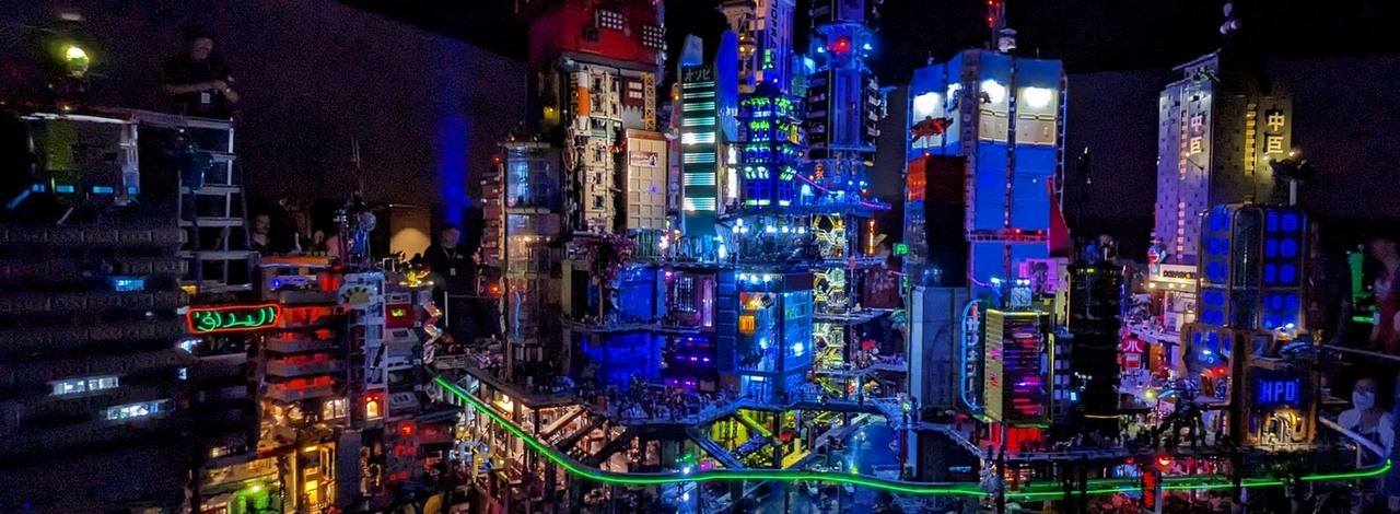 900 tys. klocków i 80 budowniczych - wielkie cyberpunkowe miasto z LEGO zachwyca skalą i neonami, źródło grafiki: MichalRytter / Twitter.