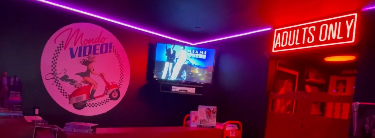 Fanatyk VHS przerobił swój dom na wypożyczalnię kaset rodem z lat 80, źródło grafiki: Antone Capone/YouTube.