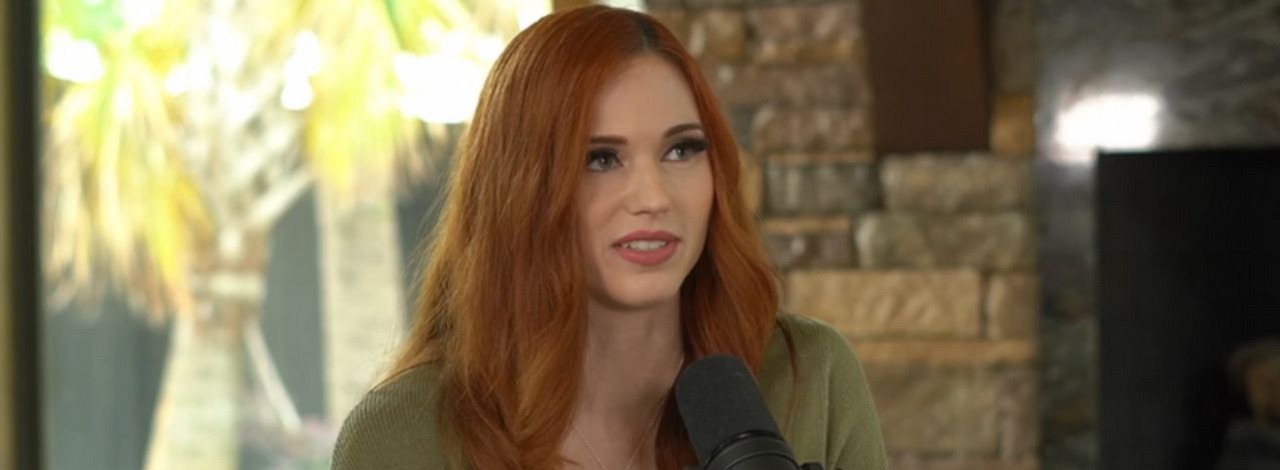 Amouranth zarabia lepiej niż większość ludzi nawet śpiąc na streamie, źródło grafiki: YouTube/The Iced Coffee Hour.