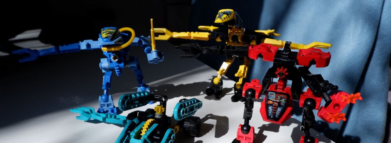 Fan LEGO znalazł w małym sklepie prawdziwy skarb. Cała półka 20-letnich, nieodpakowanych zestawów, źródło grafiki: Unsplash.