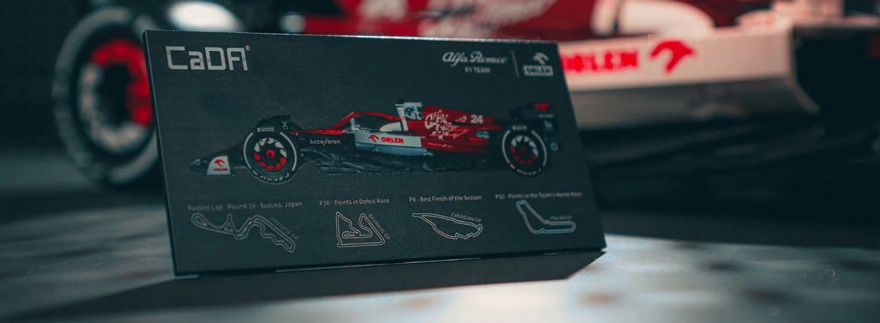 W tym imponującym zestawie klocków z Formuły 1 znajdziecie również polski akcent, źródło grafiki: CaDA Bricks.