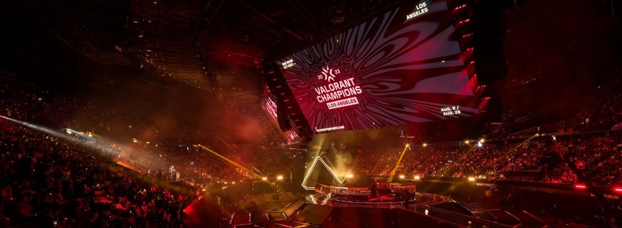 Elon Musk zagościł na turnieju Valoranta, ale takiego przyjęcia się nie spodziewał. Fani gry go wybuczali, źródło grafiki: Valorant Champions Tour Photos. Photo by Liu YiCun/Riot Games.