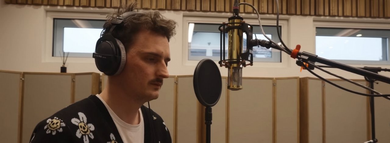 Dawid Podsiadło pojawi się w Cyberpunku 2077 nie tylko jako autor muzyki. Artystę spotkamy w Night City, źródło grafiki: YouTube/Cyberpunk 2077.