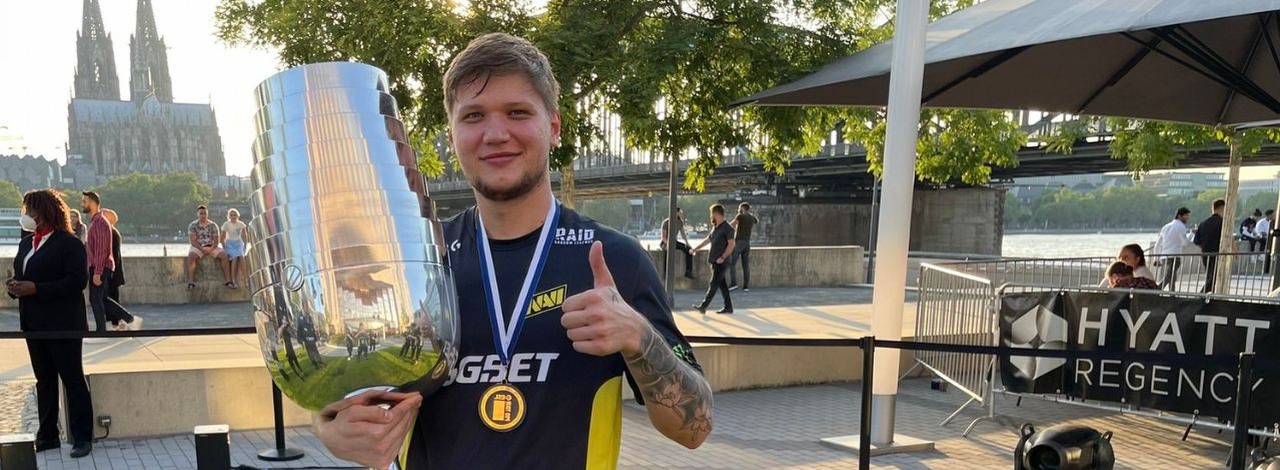 Aby stać się najlepszym w CSGO, poświęcił na niego 23 tysiące godzin. Teraz jest na szczycie, źródło grafiki: Twitter/@s1mpleO.
