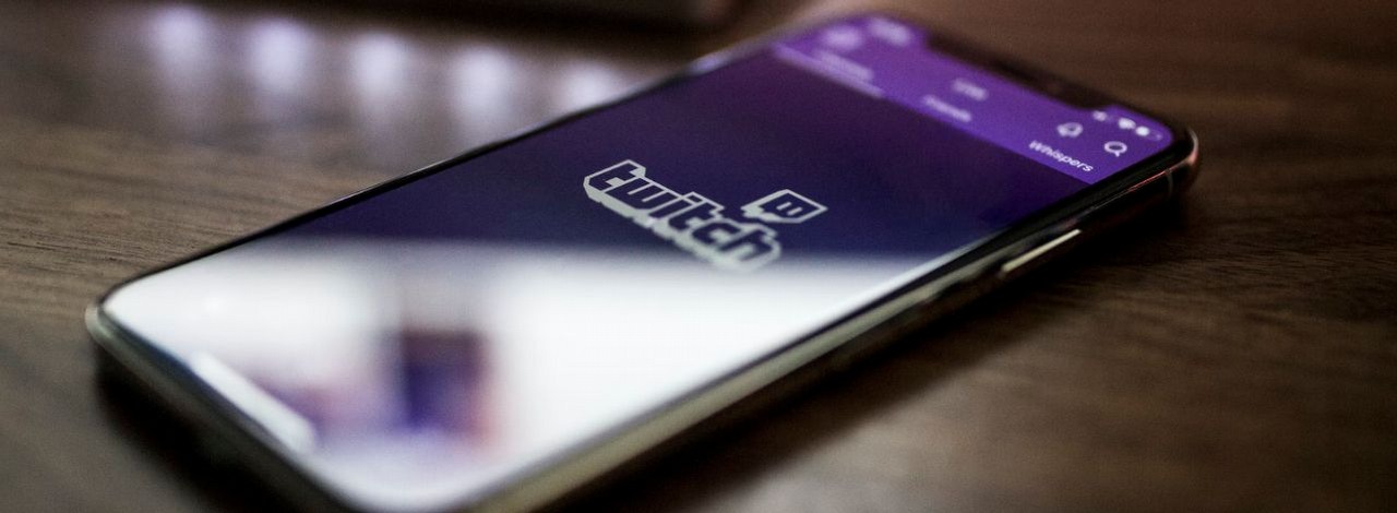 Streamerzy bez kontraktów i dużych pieniędzy. Twitch odchodzi z wojny platform, źródło grafiki: Unsplash/Caspar Camille Rubin.