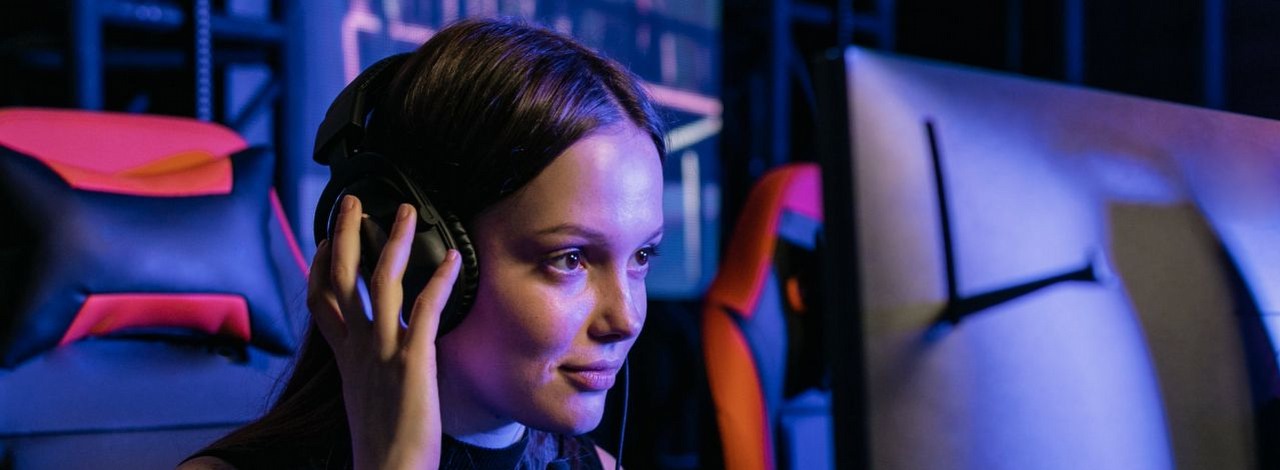 Lata lecą, a niektórzy nadal myślą, że za każdą kobiecą bohaterką w grach online stoi graczka, do której muszą zagadać, źródło grafiki: Pexels/Alena Darmel.