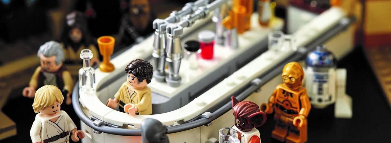 To porównanie pokazuje jak przez ostatnie lata zmieniło się LEGO. Różnica w skali zestawów powala, źródło grafiki: LEGO.