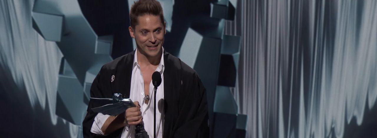 Neil Newbon odgrywający Astariona w Baldur's Gate 3 odbierał nagrodę ze łzami w oczach, źródło grafiki: YouTube/thegameawards.
