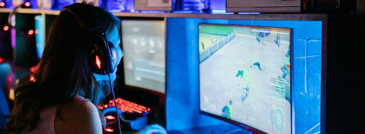 Tak robiono screeny do recenzji gier w latach 80. Ten widok was nieco zaskoczy, źródło grafiki: Pexels/RDNE Stock project.