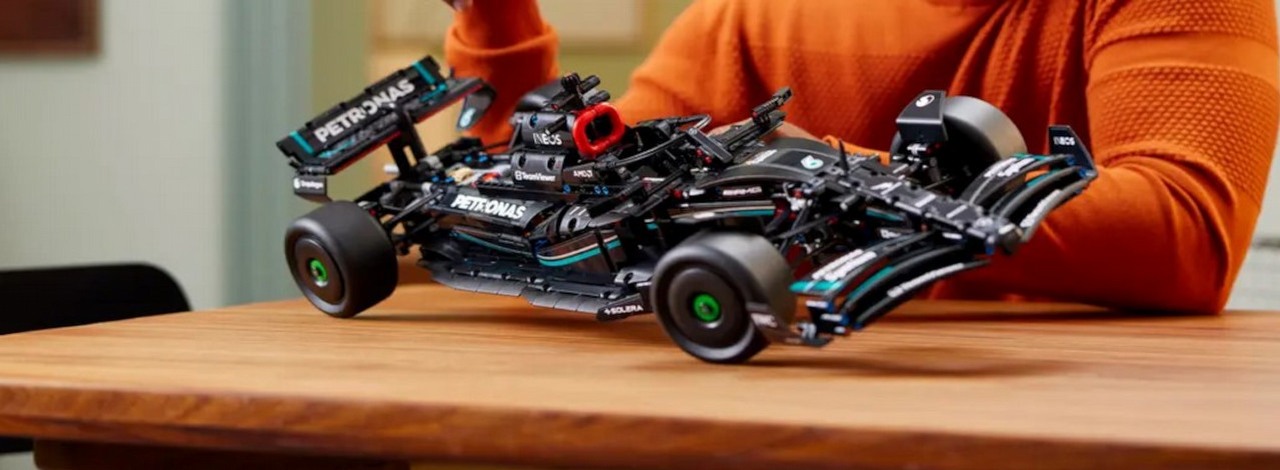 LEGO kontynuuje romans z F1. Podziwiajcie kolejne bolidy ikonicznych zespołów, źródło grafiki: LEGO.