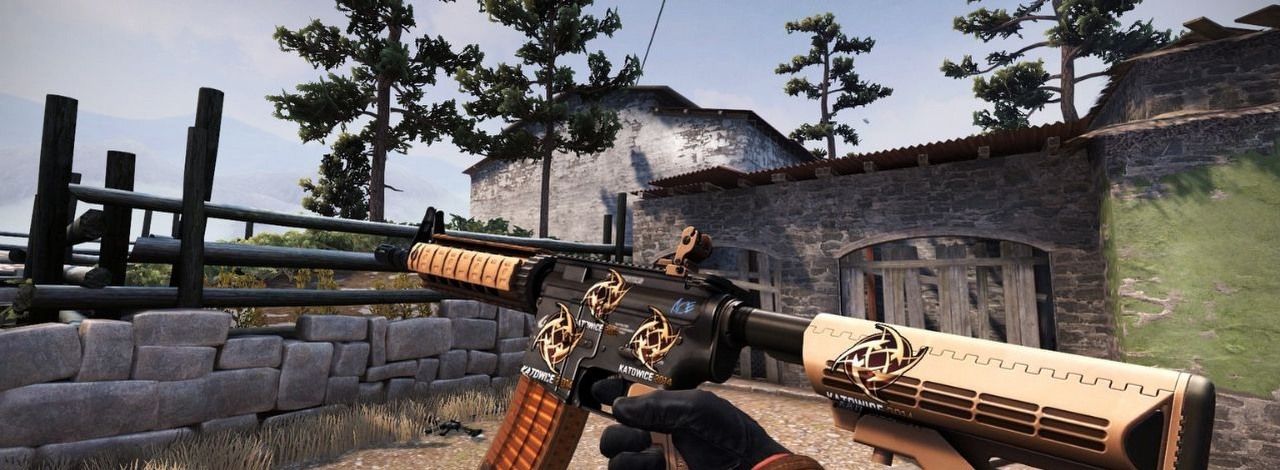 Twórcy CS2 pozwolili graczom bawić się naklejkami, więc ci od razu wzięli się do oklejania broni wulgaryzmami i rasistowskimi symbolami, źródło grafiki: Valve.