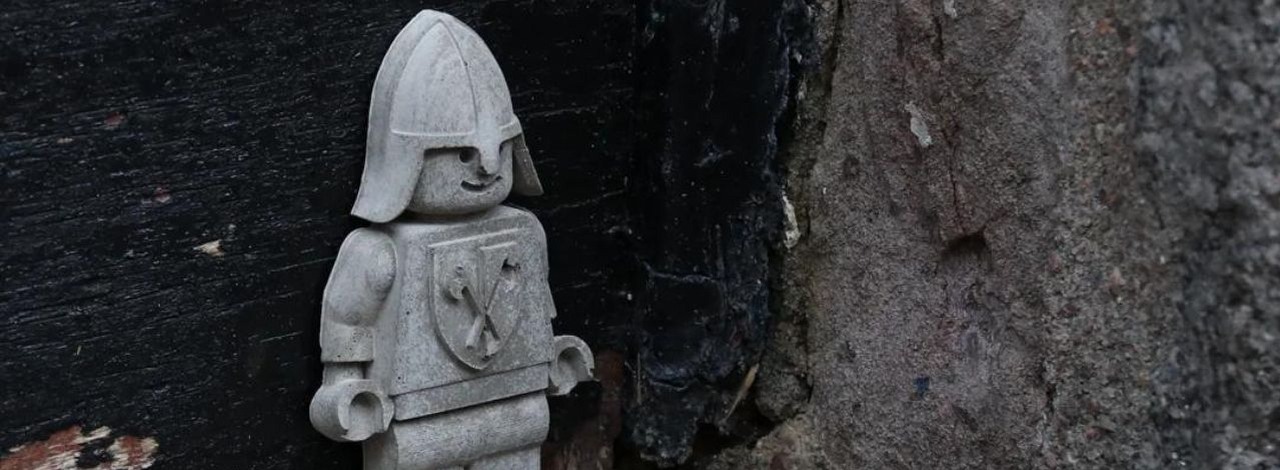 LEGO powoli opanowuje szkockie miasto. Fan klocków odlewa własne ludziki i ukrywa je w różnych zakamarkach Aberdeen, źródło grafiki: Reddit/TheSketchyMaker.