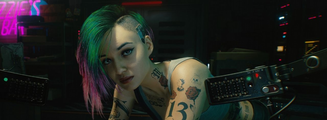 Co oznacza jeden z głównych tatuaży Judy z Cyberpunka? Wbrew pozorom ma znaczenie i wiąże się z historią Night City, źródło grafiki: CD Projekt RED.
