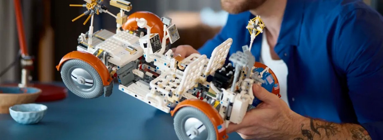 LEGO niespodziewanie ujawniło wspaniały zestaw z łazikiem księżycowym, zachwyt psuje tylko cena, źródło grafiki: LEGO; materiały promocyjne.