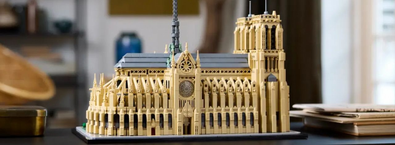 LEGO znów rozpieszcza fanów architektury. Z ponad 4 tysięcy klocków zbudujecie katedrę Notre-Dame, źródło grafiki: The Lego Group.