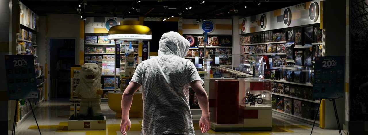 Ukradł 3000 pudełek LEGO. Kradzieże i czarny rynek klocków, stają się problemem w Kalifornii, źródło grafiki: Gwendal Cottin; Gilbert Ng | Unsplash.