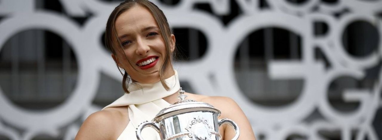 Iga Świątek dostała od LEGO wielki kort tenisowy z klocków. Jest wypełniony detalami i żartami rodem z jej kariery, źródło grafiki: PAP.