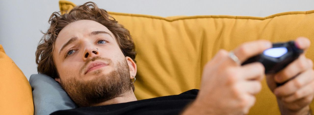 „Mam dość gier, które mówią mi kiedy mam grać”. Gracze coraz mocniej narzekają na uczucie FOMO we współczesnych produkcjach, źródło grafiki: Pexels/Ron Lach.
