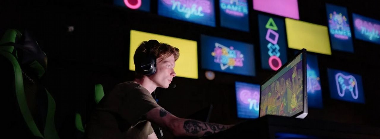 Szukają wątłego aktora do roli „gamingowego gracza”. Oferta pracy w polskim serialu wyśmiana przez internautów, źródło grafiki: Pexels.