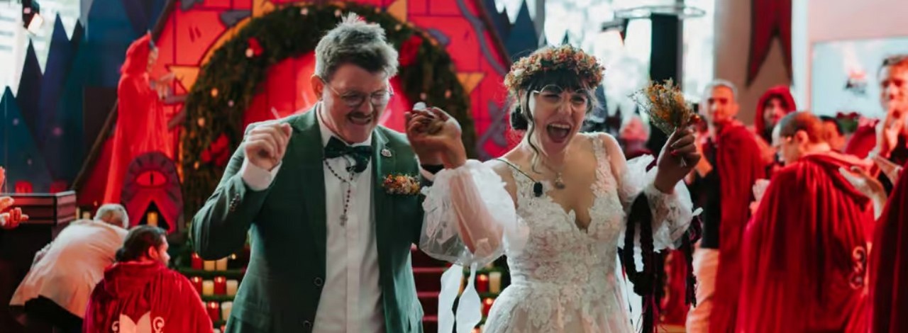 Na stanowisku Cult of the Lamb podczas festiwalu growego odbyły się dwa śluby fanów sekciarskiej gry, źródło grafiki: Devolver Digital / Hey Babe Photography.