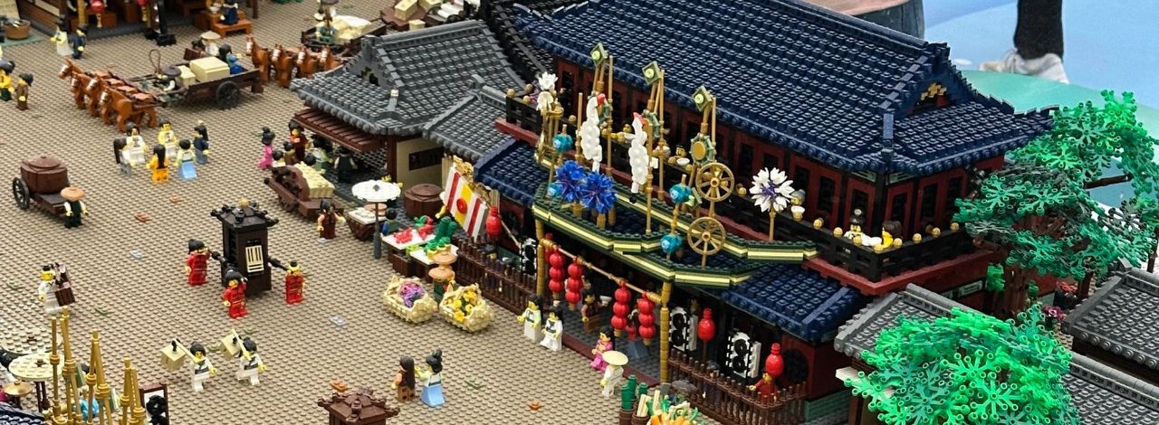 Ta konstrukcja z LEGO jest tak olbrzymia, że ustanowiła rekord Guinnessa. Raczej nie zmieści się na żadnej półce, źródło grafiki: Reddit.