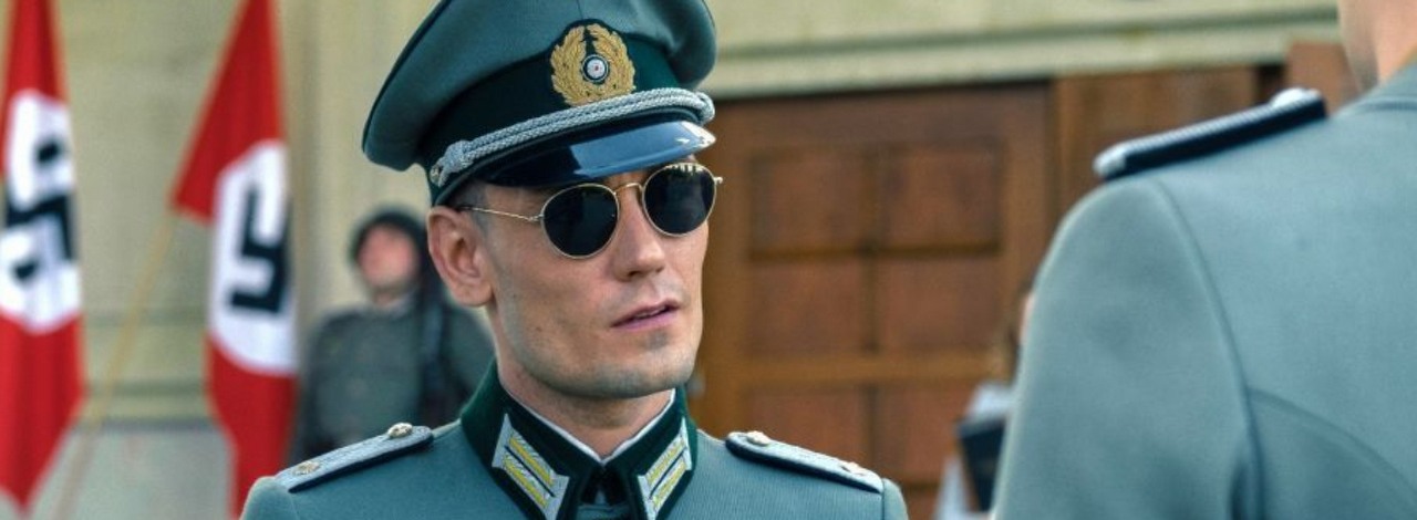 Zatoka szpiegów - gdzie kręcono i ile ma odcinków 2. sezon lubianego polskiego thrillera szpiegowskiego z Bartoszem Gelnerem?, źródło grafiki: Zatoka szpiegów, Łukasz Ostalski, TVP, 2025.