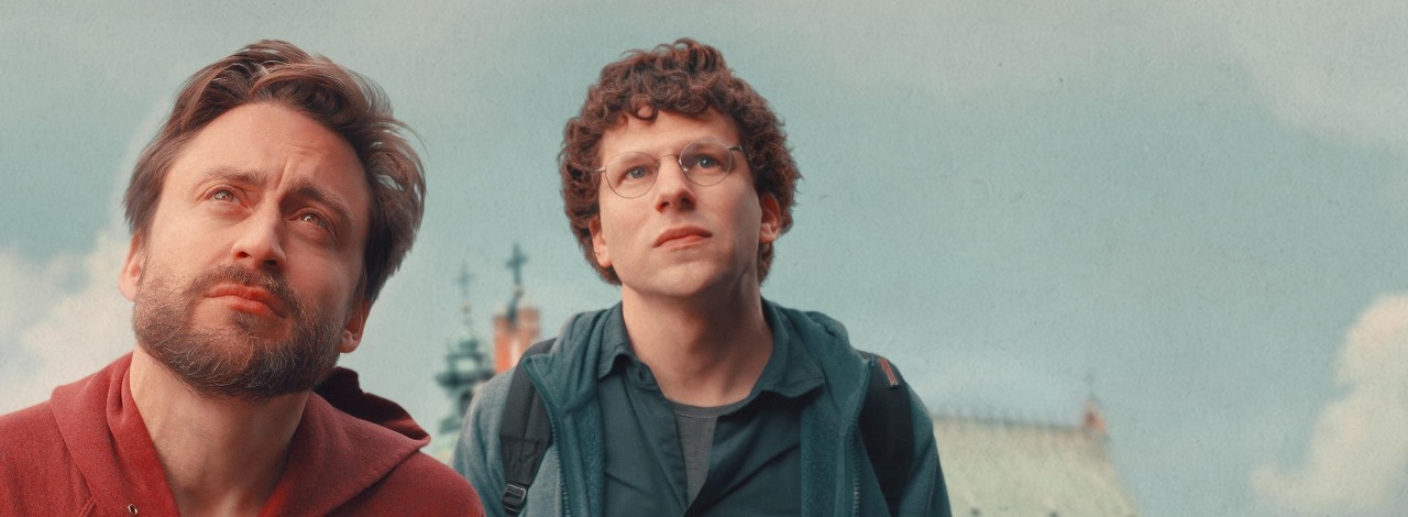 Prawdziwy ból Netflix - gdzie obejrzeć nakręcony w Polsce film z oscarową rolą Kierana Culkina?, źródło grafiki: Prawdziwy ból, Jesse Eisenberg, Topic Studios, 2024.