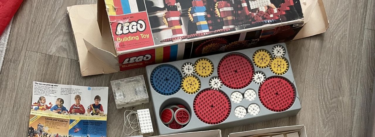 Kolekcjoner LEGO kupił wiekowy zestaw za 100 złotych. Okazało się, że klocki mogą być warte tysiące, źródło grafiki: chloverleaf / Reddit.