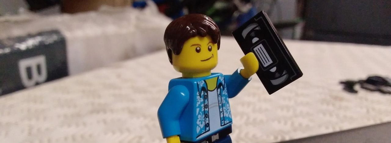 Czujecie nostalgię do VHS-ów? Magnetowid z klocków LEGO może okazać się zestawem idealnym dla fanów minionych czasów, źródło grafiki: s0metimescrazy / Reddit.
