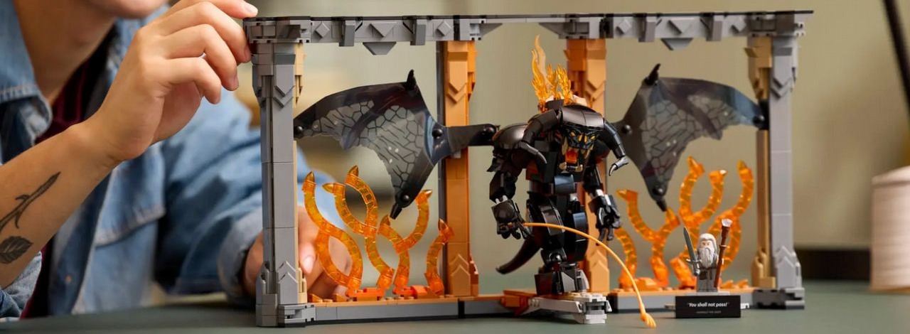 LEGO pokazało kolejny zestaw z Władcy Pierścieni. Tym razem ucieszą się fani Balroga i posiadacze licznych książek, źródło grafiki: LEGO.