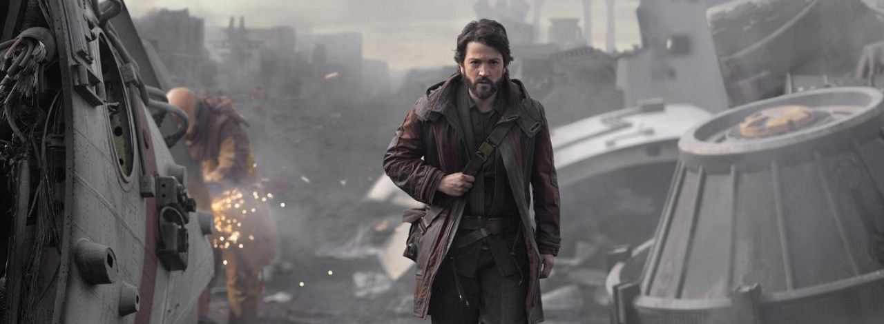 W Andorze sklep Luthena skrywa całą masę odwołań do szerszego świata Star Wars. Niektóre eksponaty wybiegają daleko poza filmy, źródło grafiki: Andor, Tony Gilroy, Disney, 2025.