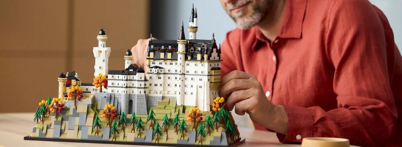Najpiękniejszy zamek świata z LEGO już trafił do przedsprzedaży. Neuschwanstein jest gotowy, by opróżnić wasze portfele, źródło grafiki: LEGO.com.