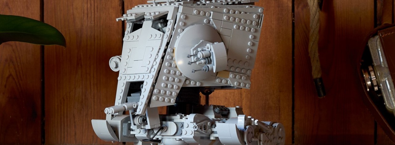 LEGO ujawniło masę nowych zestawów Star Wars. Wśród nich pojawiła się jedna z najbardziej ikonicznych maszyn z uniwersum, źródło grafiki: Jay's Brick Blog | LEGO.