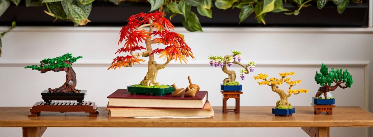 Nowe zestawy roślinne LEGO ujawnione. Oprócz hibiskusa tym razem do sklepów trafi cały zestaw drzewek bonsai, źródło grafiki: LEGO.