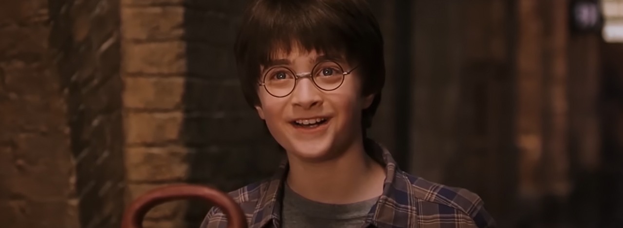 Serial Harry Potter obsadził kolejną ważną „postać”, którą może być trudno odróżnić od filmowej wersji, źródło grafiki: Harry Potter i Kamień Filozoficzny, Chris Columbus, Warner Bros. Pictures, 2001.