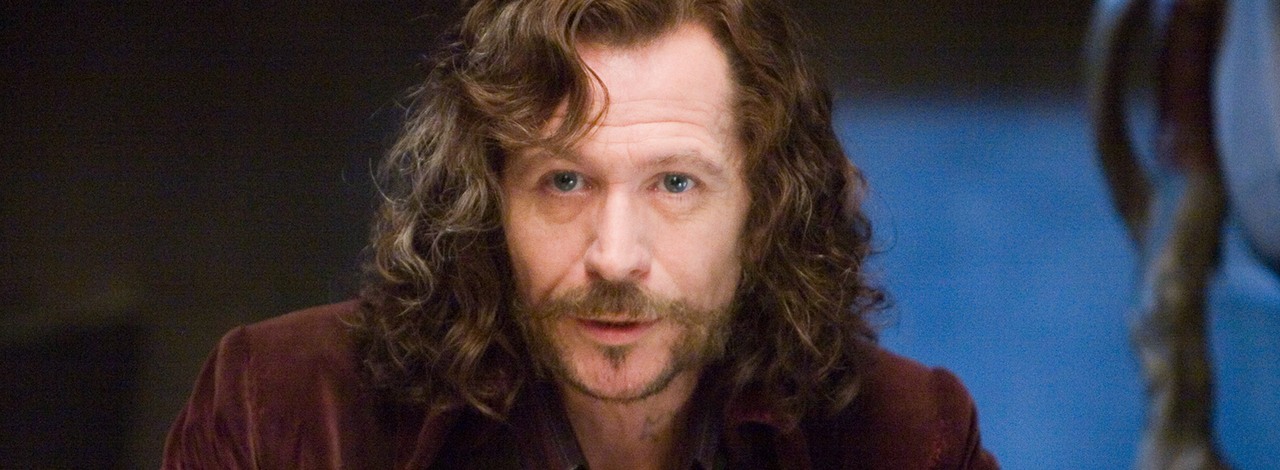 Fani Harry'ego Pottera od lat wyobrażają go sobie jako Syriusza Blacka, ale czy mógłby zagrać go w serialu od HBO Max? Aktor o powiązaniach z postacią, źródło grafiki: Harry Potter i Więzień Azkabanu, Alfonso Cuarón, Warner Bros. Pictures, 2004.