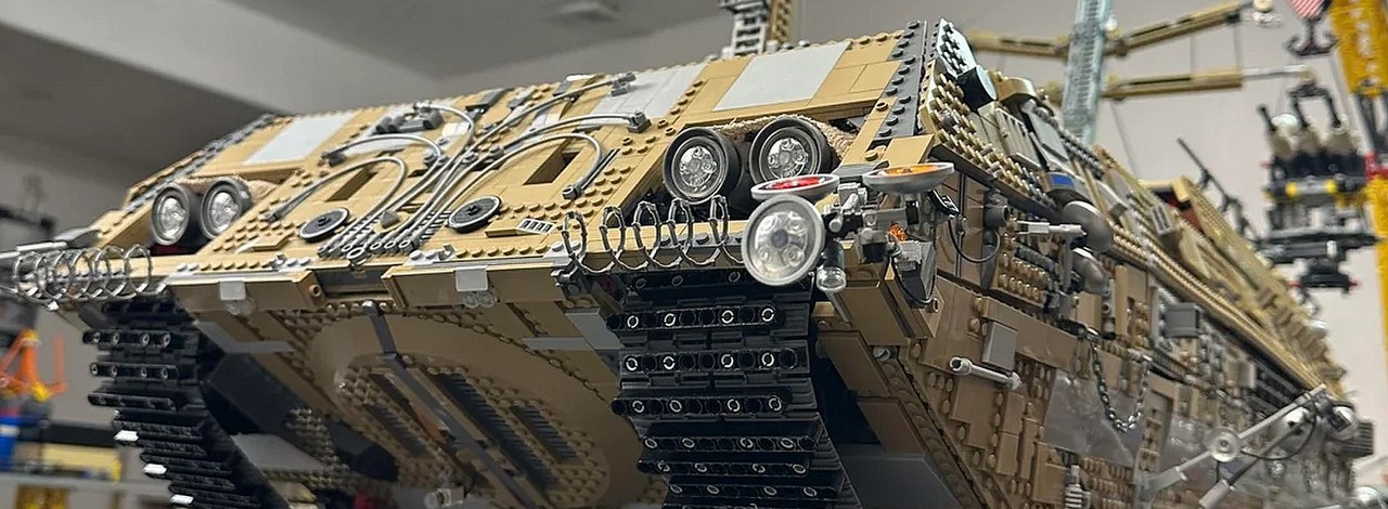 Fan LEGO od dwóch lat buduje swój gigantyczny projekt okrętu lądowego. Skala i ilość detali po prostu powalają, źródło grafiki: Sirates241, Reddit.