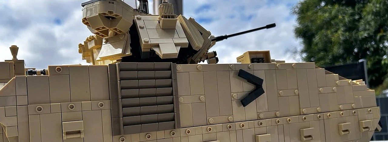 LEGO nigdy nie wyda takich zestawów, więc fani tworzą je sami. Ikoniczny BWP M2A3 Bradley złożony z klocków wygląda rewelacyjnie, źródło grafiki: TheAristocraticDarth, Reddit.