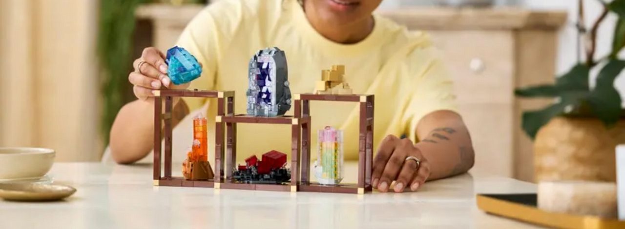 LEGO przełamuje przyzwyczajenia z nowym zestawem. Oprócz roślin i architektury, na półce postawimy teraz także minerały z klocków, źródło grafiki: LEGO.com.