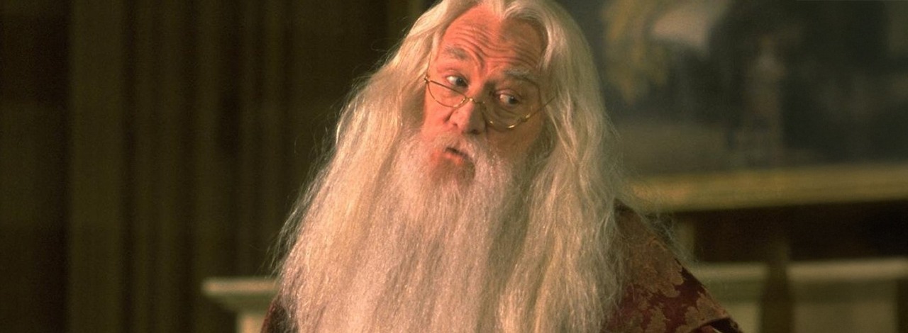 Co Dumbledore robi na plaży na zdjęciach z serialu Harry Potter? Po przetłumaczeniu zaklęcia fani są przekonani, że rozgryźli tę scenę, źródło grafiki: Harry Potter i Kamień Filozoficzny, Chris Columbus, Warner Bros. Pictures, 2001.