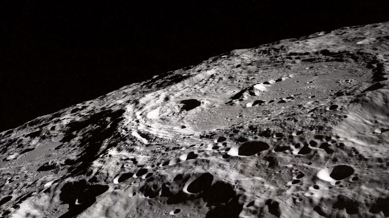 NASA odkryła nowy krater na Księżycu o średnicy 222 metrów. Powstał praktycznie na naszych oczach