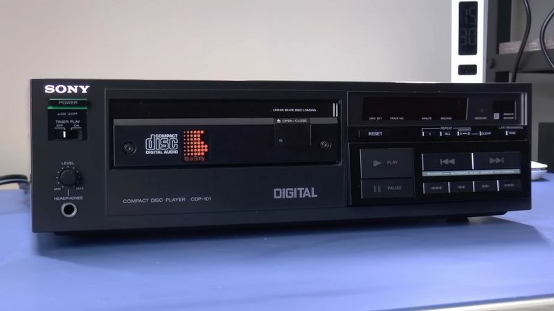 Pierwszy odtwarzacz CD Sony kosztowałby dziś ponad 6000 złotych. 44 lata temu rozpoczął zmianę sposobu słuchania muzyki